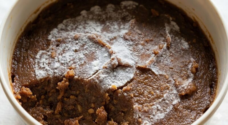 本物の味噌の表面に現れる、人体に無害な「産膜酵母」の白い膜の様子。